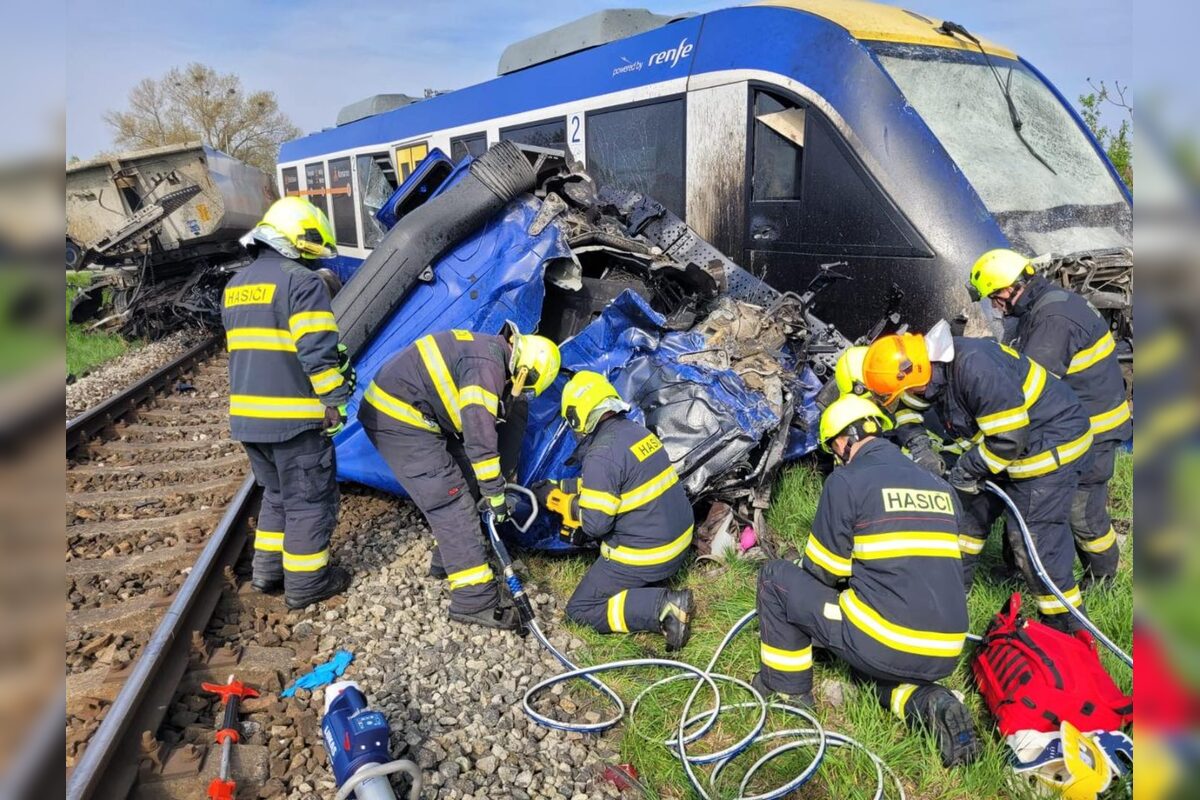 FOTO: Tragická dopravná nehoda vlaku z nákladným autom, foto 1
