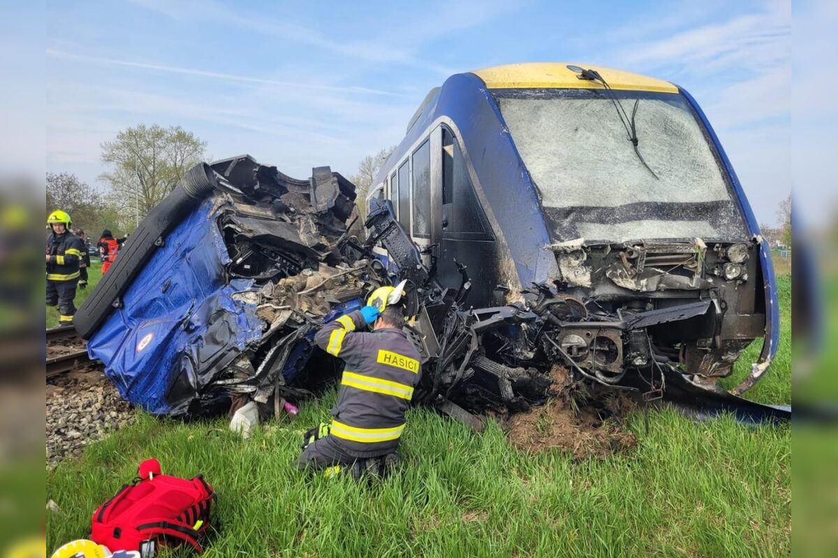 FOTO: Tragická dopravná nehoda vlaku z nákladným autom, foto 2