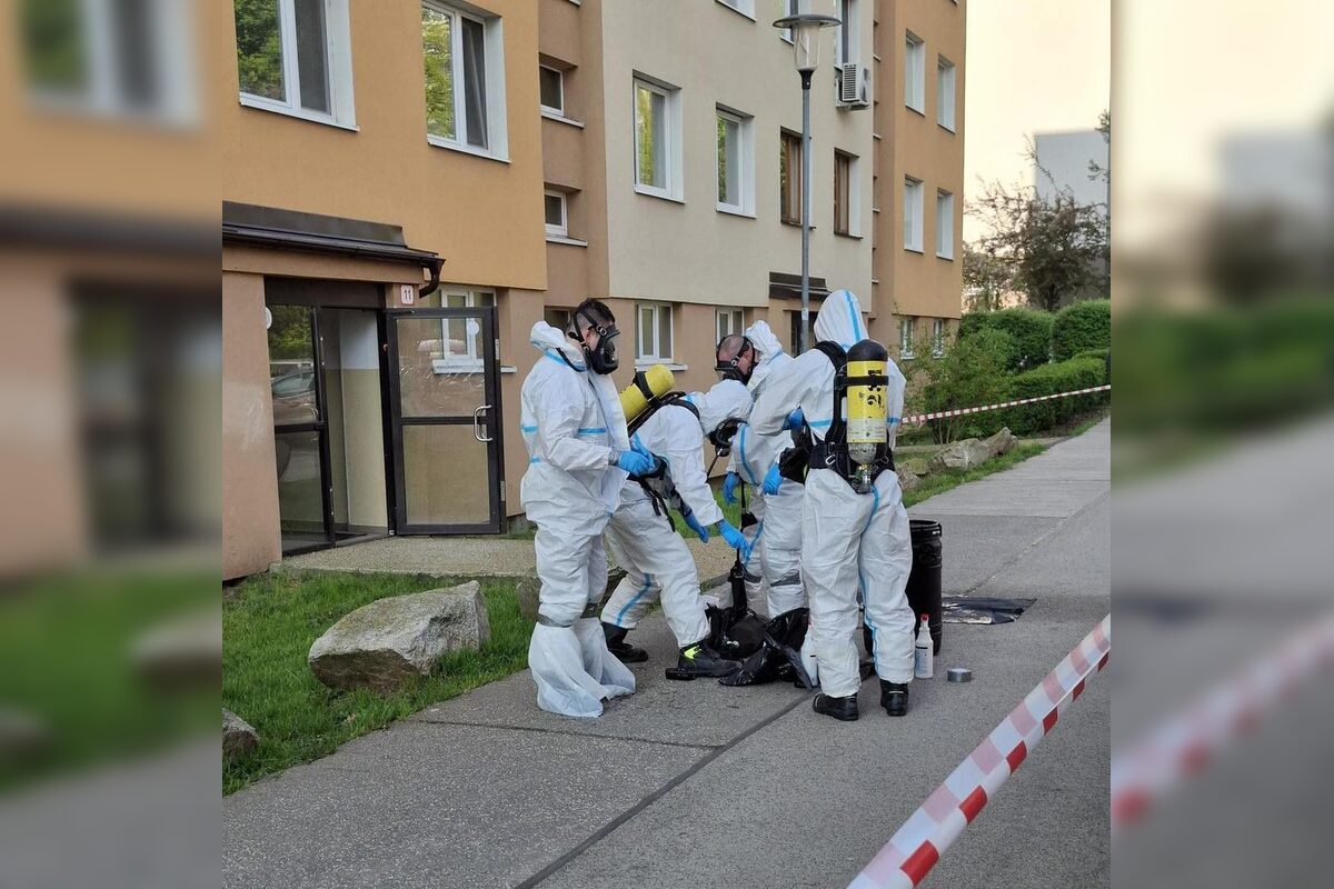 FOTO: Hasiči z Dúbravky zasahovali pri možnom výskyte nebezpečnej látky v bytovke, foto 1
