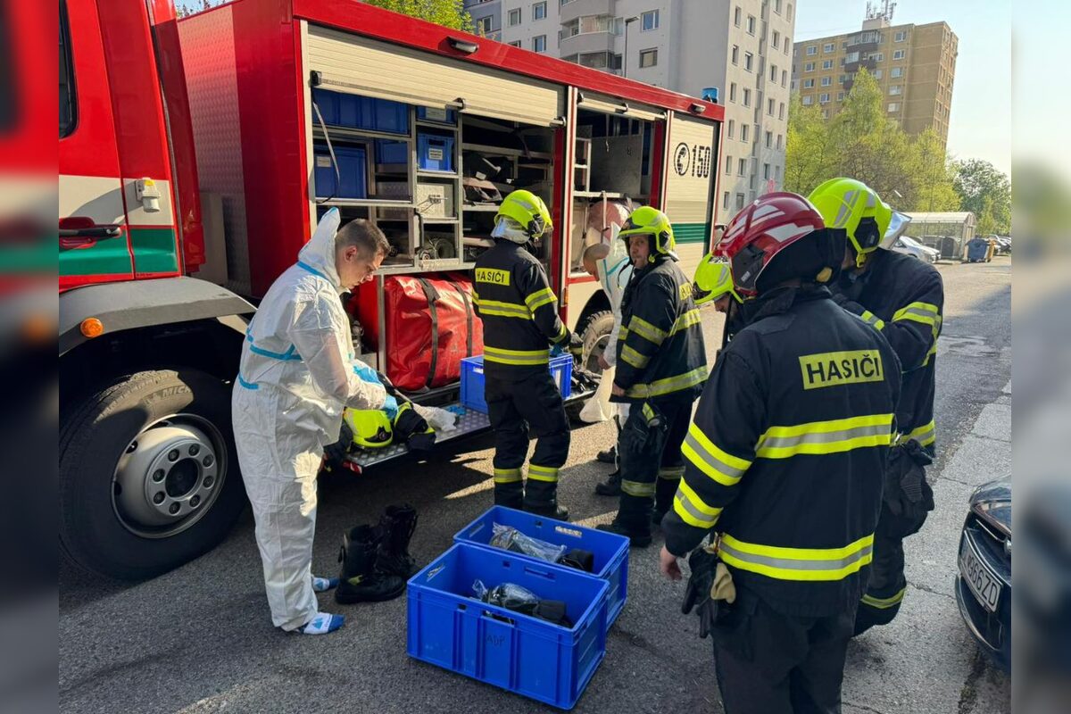 FOTO: Hasiči z Dúbravky zasahovali pri možnom výskyte nebezpečnej látky v bytovke, foto 2