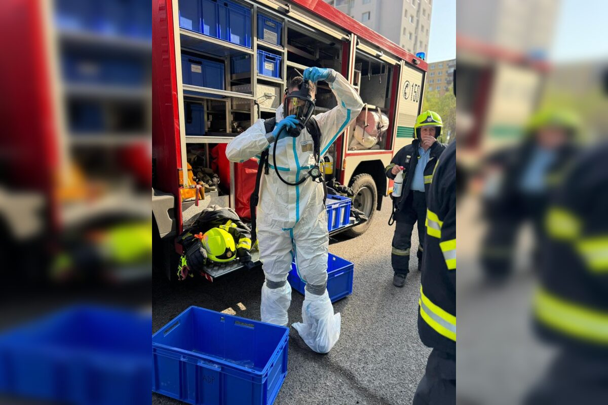 FOTO: Hasiči z Dúbravky zasahovali pri možnom výskyte nebezpečnej látky v bytovke, foto 3