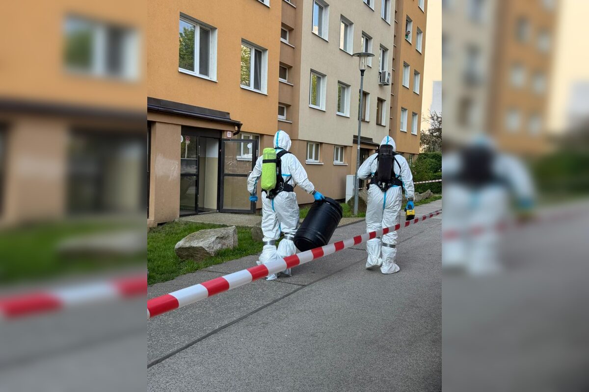FOTO: Hasiči z Dúbravky zasahovali pri možnom výskyte nebezpečnej látky v bytovke, foto 4