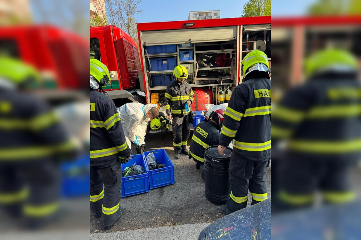 FOTO: Hasiči z Dúbravky zasahovali pri možnom výskyte nebezpečnej látky v bytovke, foto 5