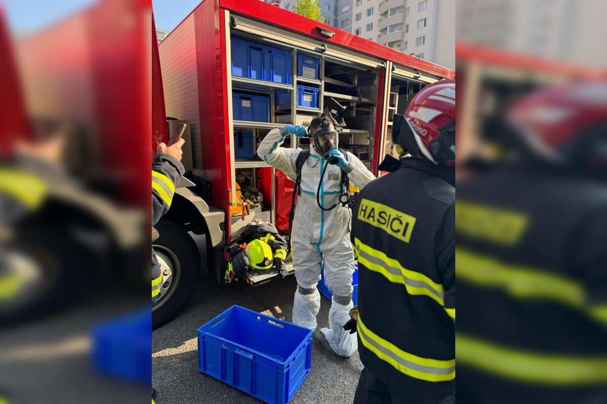 FOTO: Hasiči z Dúbravky zasahovali pri možnom výskyte nebezpečnej látky v bytovke, foto 6