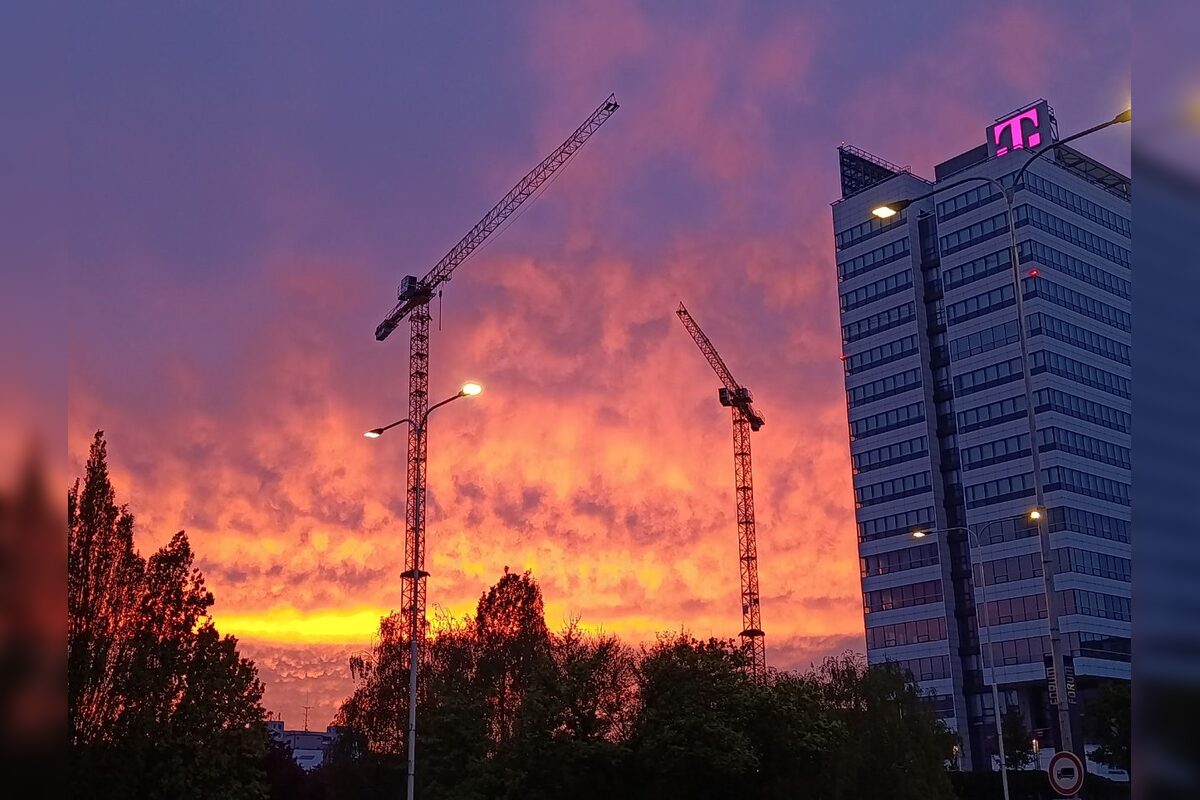 FOTO: Bratislavskú oblohu zaplavilo červené more. Ľudia zdieľajú fotky a sú nadšení z krásneho úkazu na oblohe., foto 1