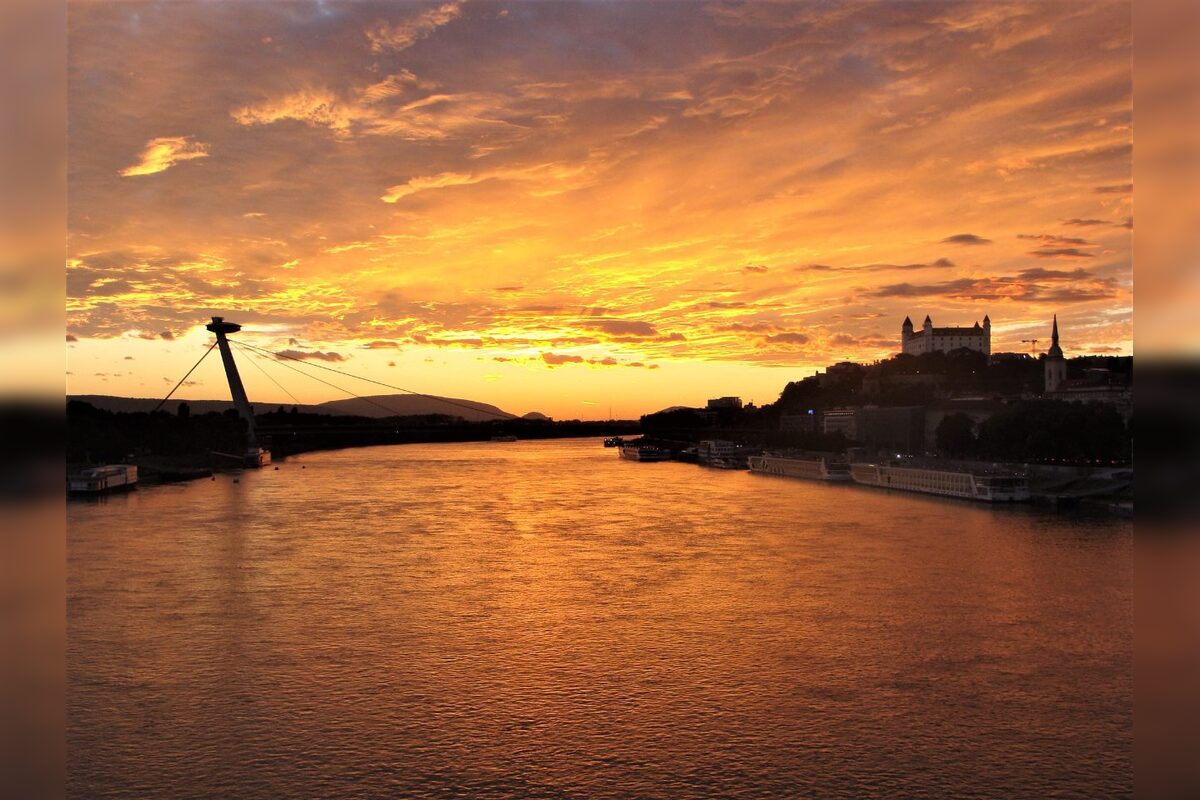 FOTO: Bratislavskú oblohu zaplavilo červené more. Ľudia zdieľajú fotky a sú nadšení z krásneho úkazu na oblohe., foto 2
