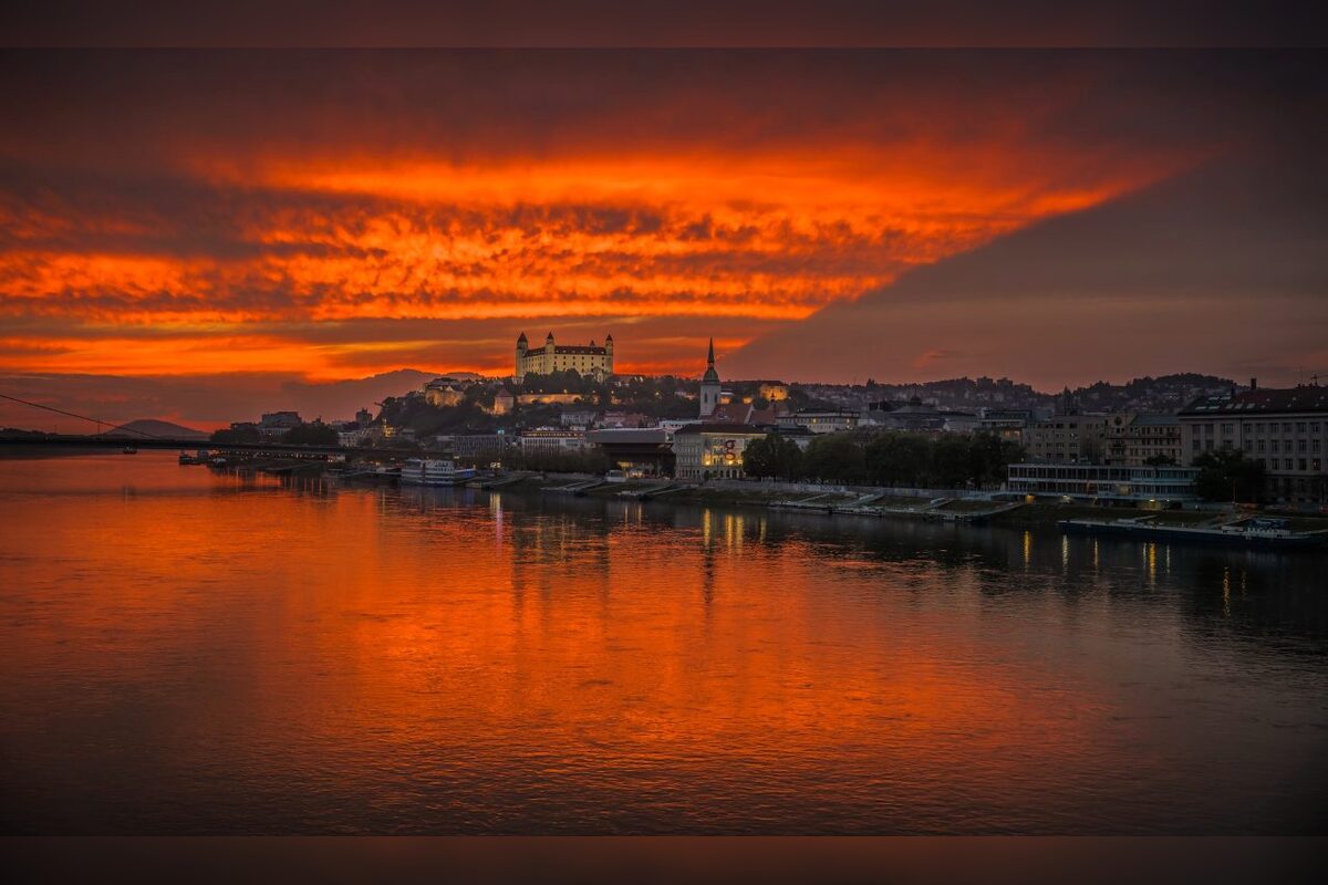FOTO: Bratislavskú oblohu zaplavilo červené more. Ľudia zdieľajú fotky a sú nadšení z krásneho úkazu na oblohe., foto 3