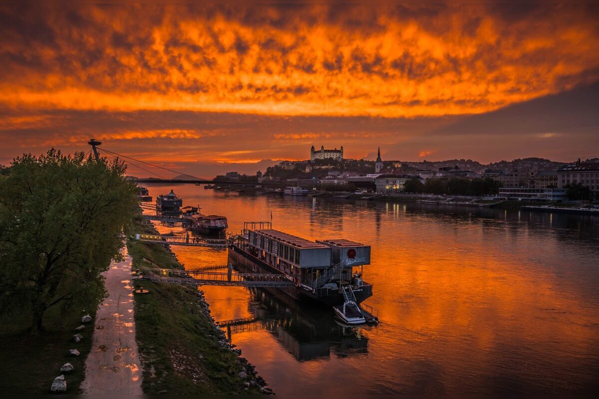 FOTO: Bratislavskú oblohu zaplavilo červené more. Ľudia zdieľajú fotky a sú nadšení z krásneho úkazu na oblohe., foto 4