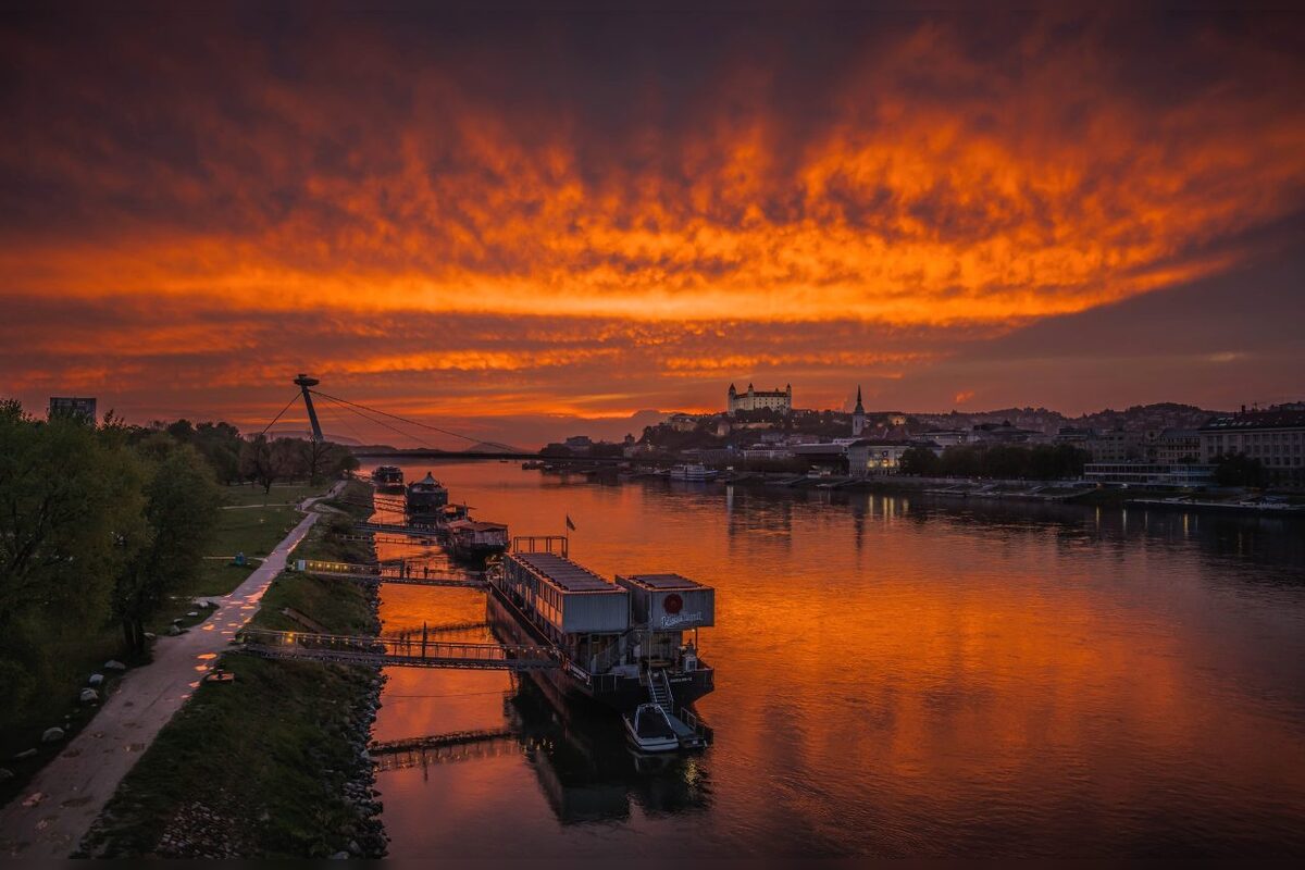 FOTO: Bratislavskú oblohu zaplavilo červené more. Ľudia zdieľajú fotky a sú nadšení z krásneho úkazu na oblohe., foto 5