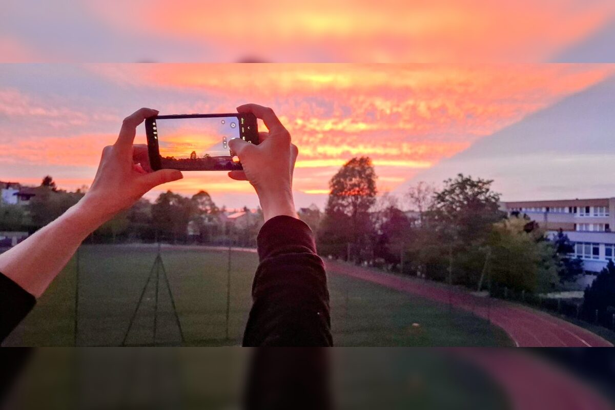 FOTO: Bratislavskú oblohu zaplavilo červené more. Ľudia zdieľajú fotky a sú nadšení z krásneho úkazu na oblohe., foto 6