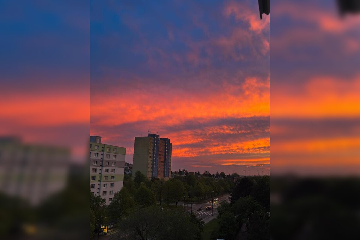 FOTO: Bratislavskú oblohu zaplavilo červené more. Ľudia zdieľajú fotky a sú nadšení z krásneho úkazu na oblohe., foto 7