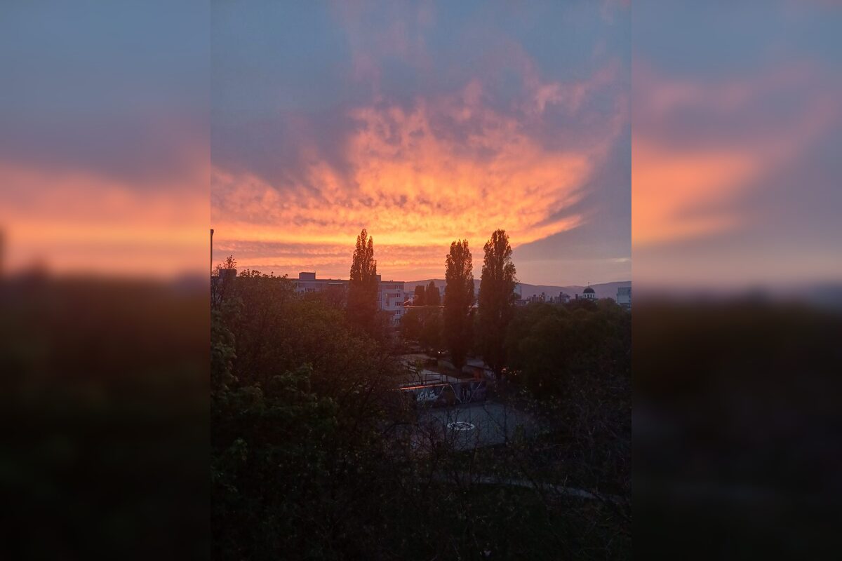 FOTO: Bratislavskú oblohu zaplavilo červené more. Ľudia zdieľajú fotky a sú nadšení z krásneho úkazu na oblohe., foto 8