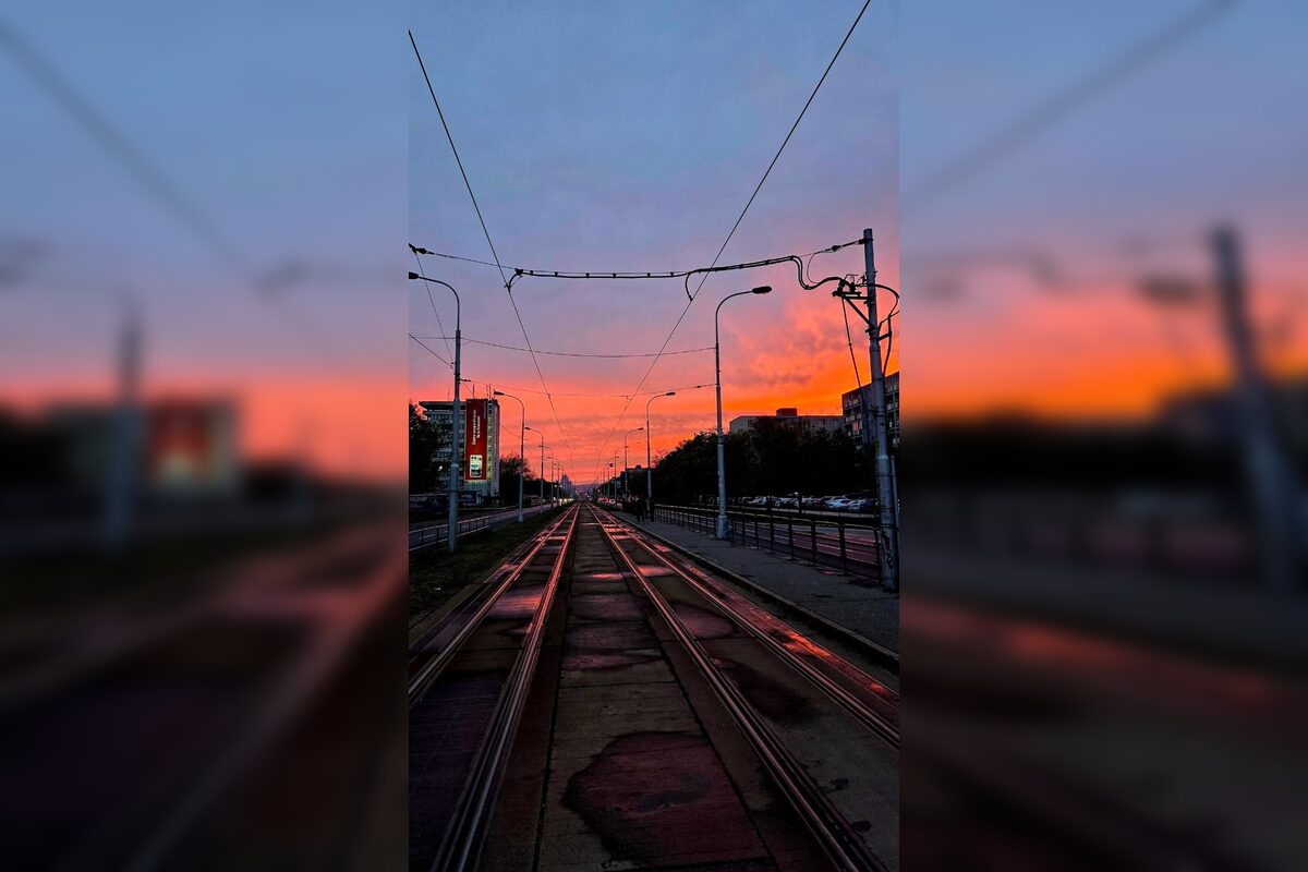 FOTO: Bratislavskú oblohu zaplavilo červené more. Ľudia zdieľajú fotky a sú nadšení z krásneho úkazu na oblohe., foto 9
