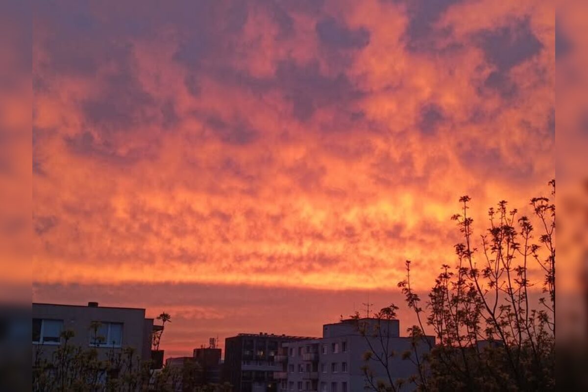 FOTO: Bratislavskú oblohu zaplavilo červené more. Ľudia zdieľajú fotky a sú nadšení z krásneho úkazu na oblohe., foto 13