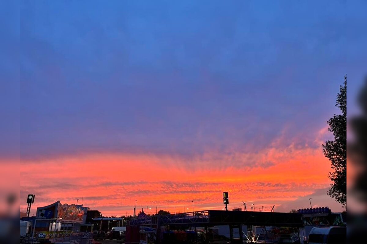 FOTO: Bratislavskú oblohu zaplavilo červené more. Ľudia zdieľajú fotky a sú nadšení z krásneho úkazu na oblohe., foto 14