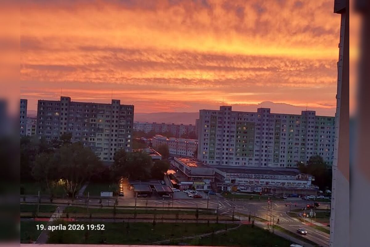 FOTO: Bratislavskú oblohu zaplavilo červené more. Ľudia zdieľajú fotky a sú nadšení z krásneho úkazu na oblohe., foto 15