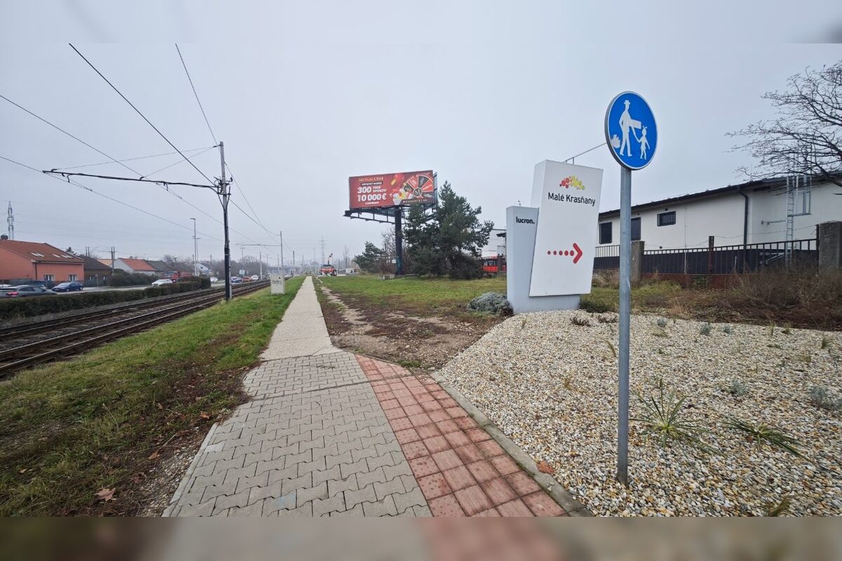 FOTO: Zanedbané parkovisko v Krasňanoch sa mení na moderný priestor. Revitalizácia pred depom finišuje, foto 1