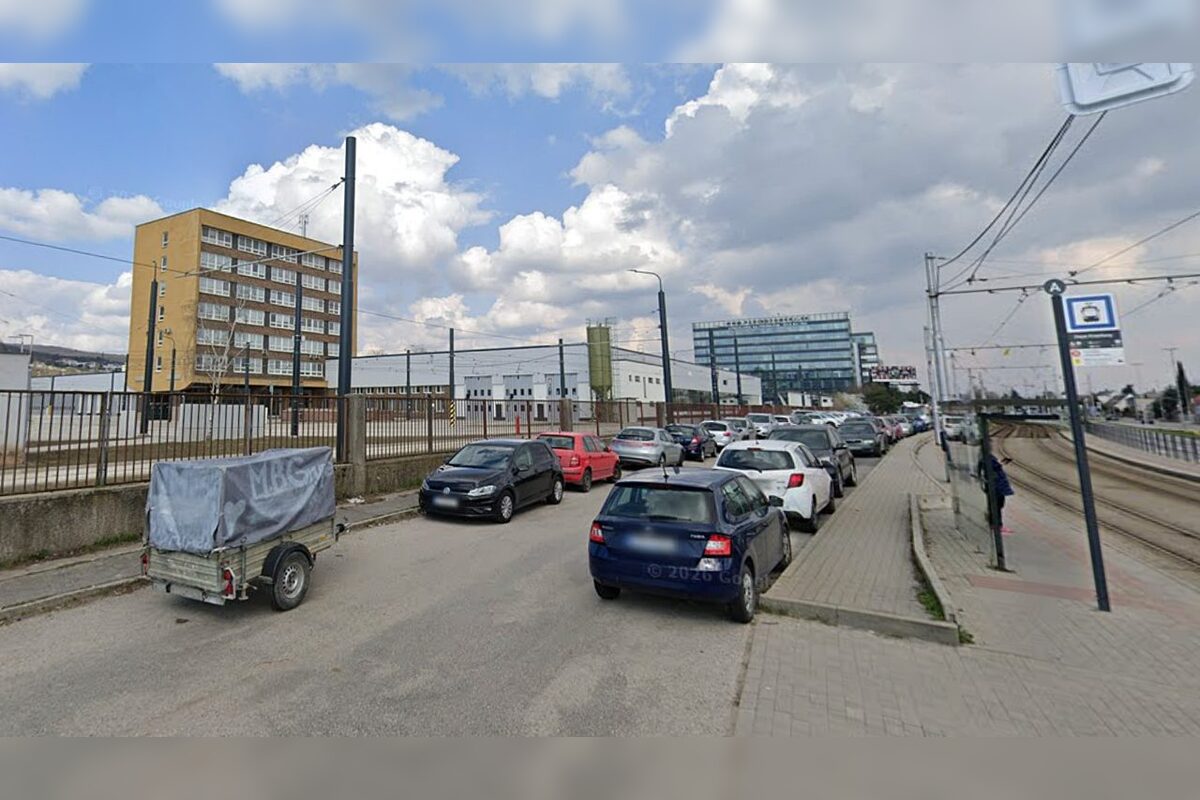 FOTO: Zanedbané parkovisko v Krasňanoch sa mení na moderný priestor. Revitalizácia pred depom finišuje, foto 2