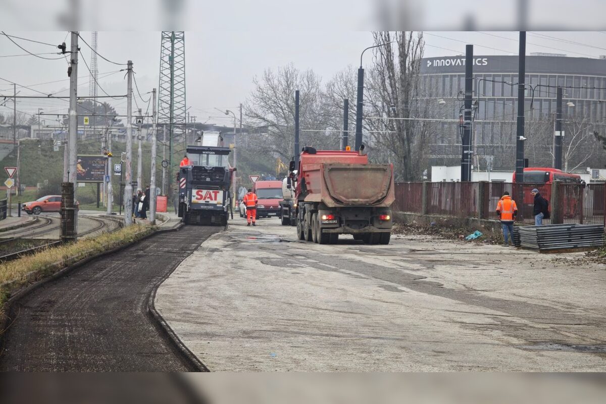 FOTO: Zanedbané parkovisko v Krasňanoch sa mení na moderný priestor. Revitalizácia pred depom finišuje, foto 3