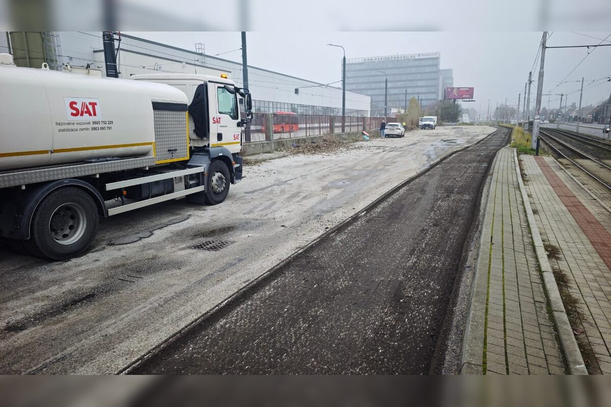 FOTO: Zanedbané parkovisko v Krasňanoch sa mení na moderný priestor. Revitalizácia pred depom finišuje, foto 4