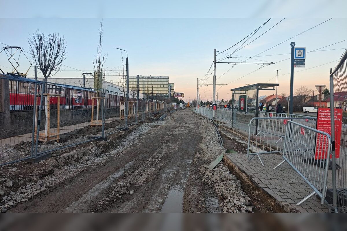 FOTO: Zanedbané parkovisko v Krasňanoch sa mení na moderný priestor. Revitalizácia pred depom finišuje, foto 5