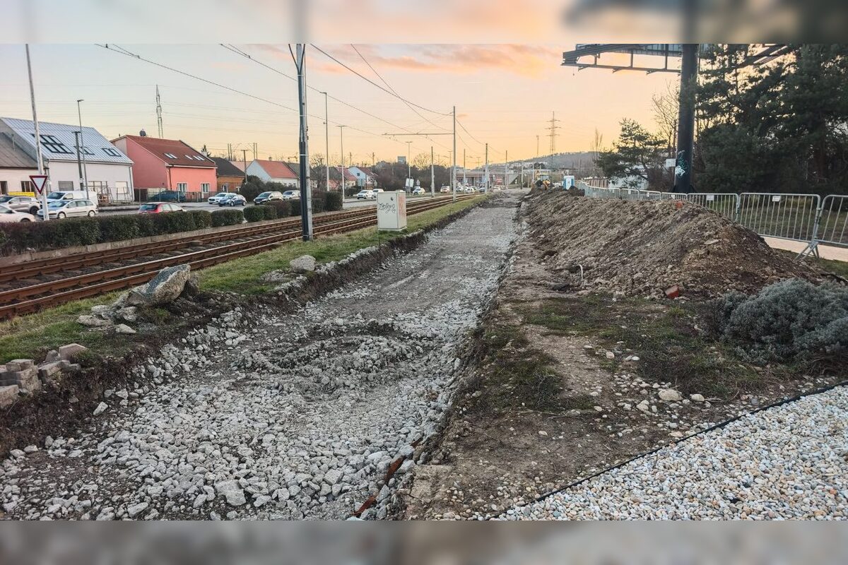 FOTO: Zanedbané parkovisko v Krasňanoch sa mení na moderný priestor. Revitalizácia pred depom finišuje, foto 6