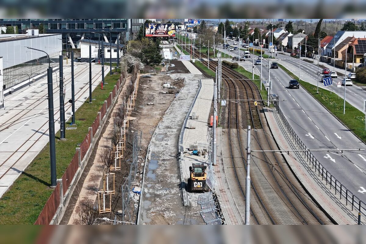 FOTO: Zanedbané parkovisko v Krasňanoch sa mení na moderný priestor. Revitalizácia pred depom finišuje, foto 7