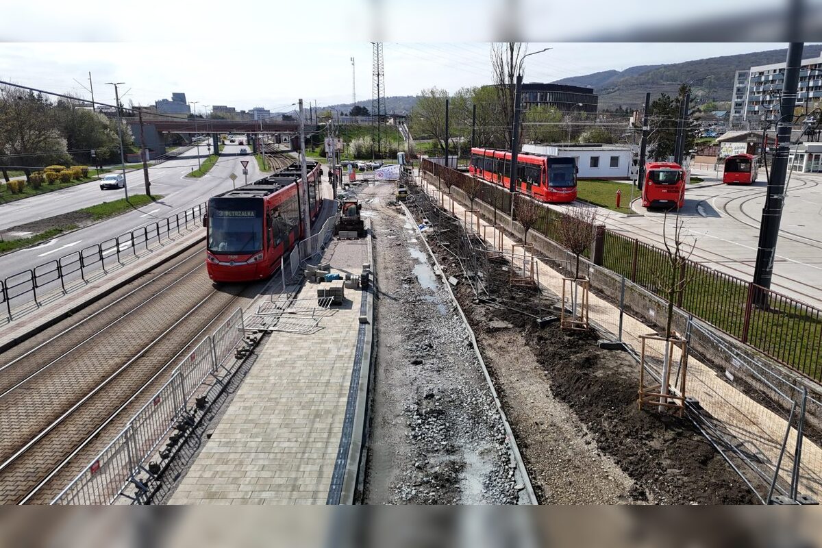 FOTO: Zanedbané parkovisko v Krasňanoch sa mení na moderný priestor. Revitalizácia pred depom finišuje, foto 8