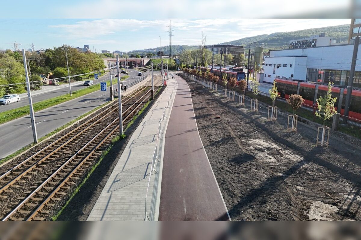 FOTO: Zanedbané parkovisko v Krasňanoch sa mení na moderný priestor. Revitalizácia pred depom finišuje, foto 11