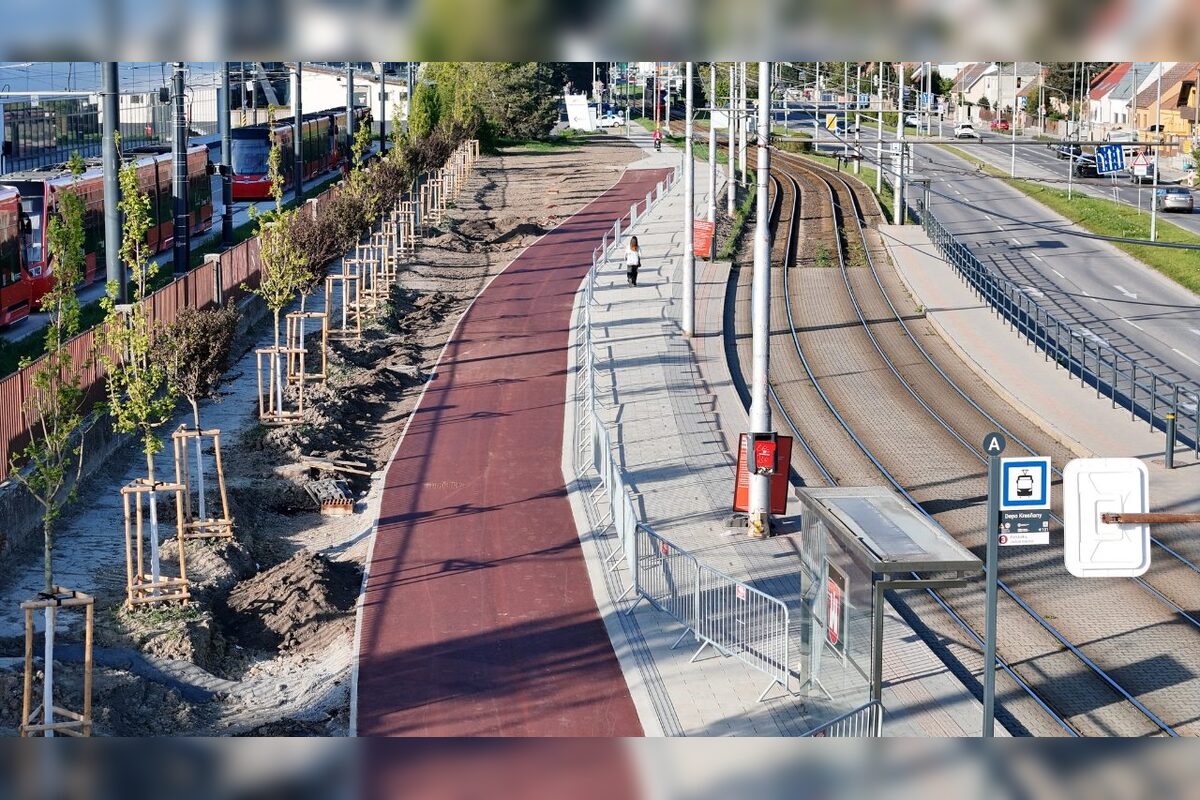 FOTO: Zanedbané parkovisko v Krasňanoch sa mení na moderný priestor. Revitalizácia pred depom finišuje, foto 12