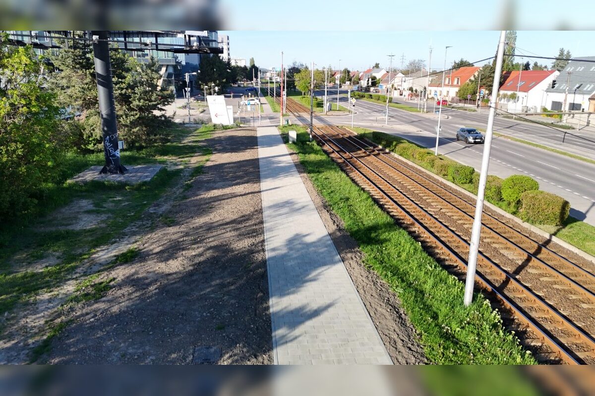 FOTO: Zanedbané parkovisko v Krasňanoch sa mení na moderný priestor. Revitalizácia pred depom finišuje, foto 13