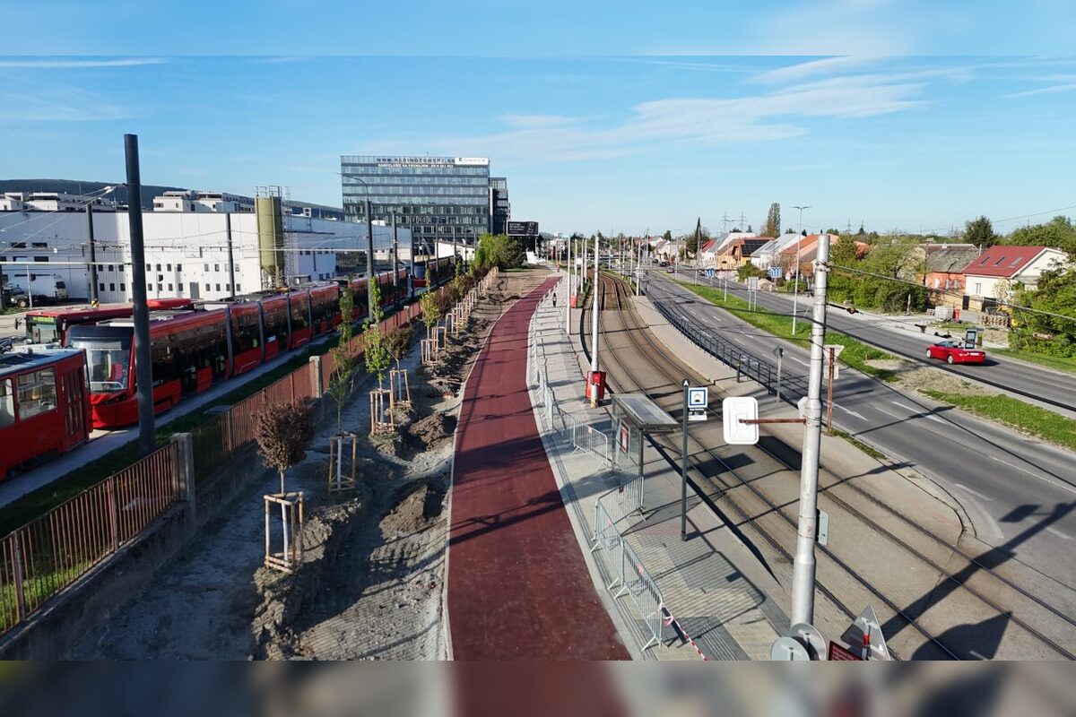 FOTO: Zanedbané parkovisko v Krasňanoch sa mení na moderný priestor. Revitalizácia pred depom finišuje, foto 14