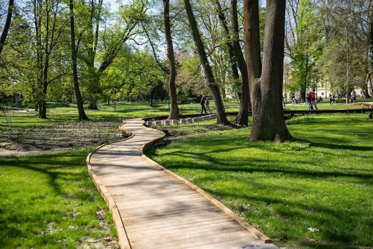 FOTO: Park vStupave len otvorili a už ho devastujú, ozval sa župan Droba, foto 10