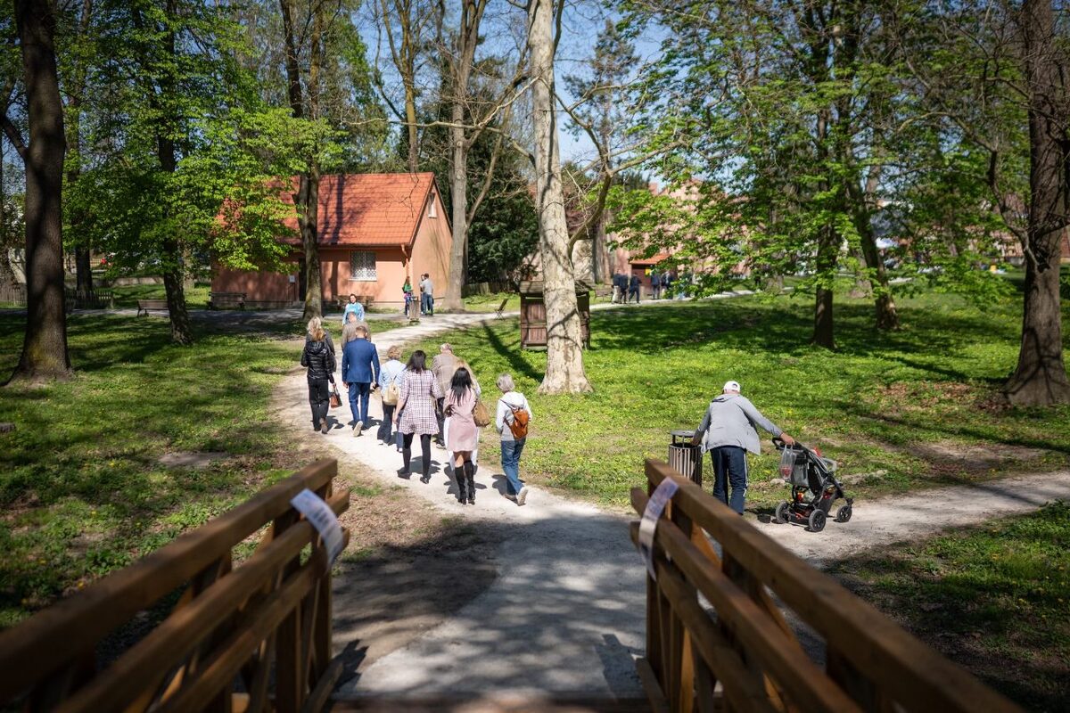 FOTO: Park vStupave len otvorili a už ho devastujú, ozval sa župan Droba, foto 13