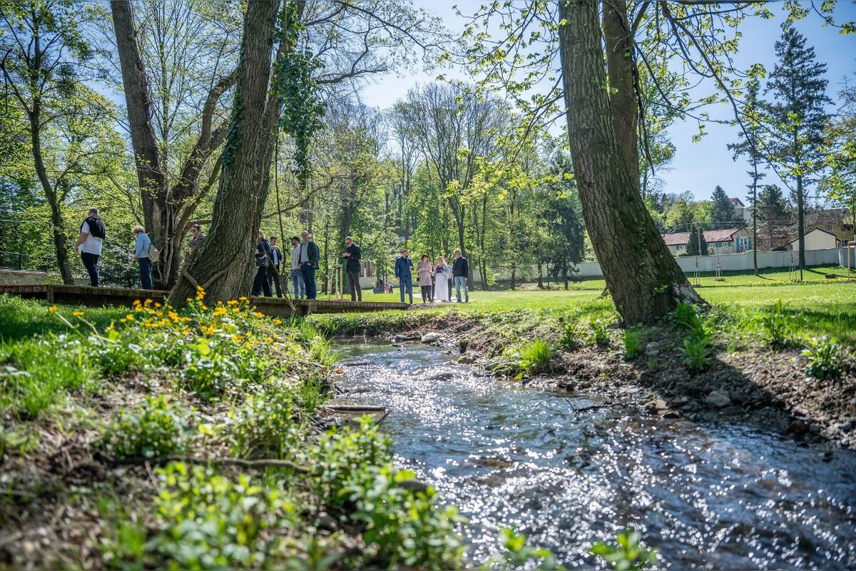 FOTO: Park vStupave len otvorili a už ho devastujú, ozval sa župan Droba, foto 15