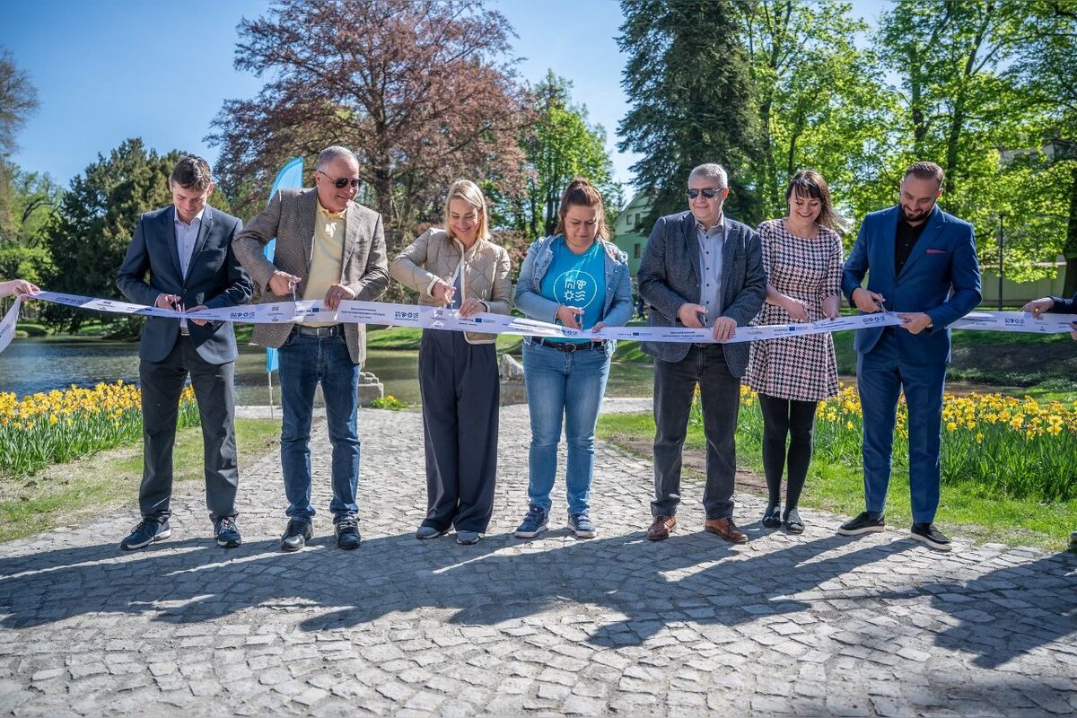 FOTO: Park vStupave len otvorili a už ho devastujú, ozval sa župan Droba, foto 16