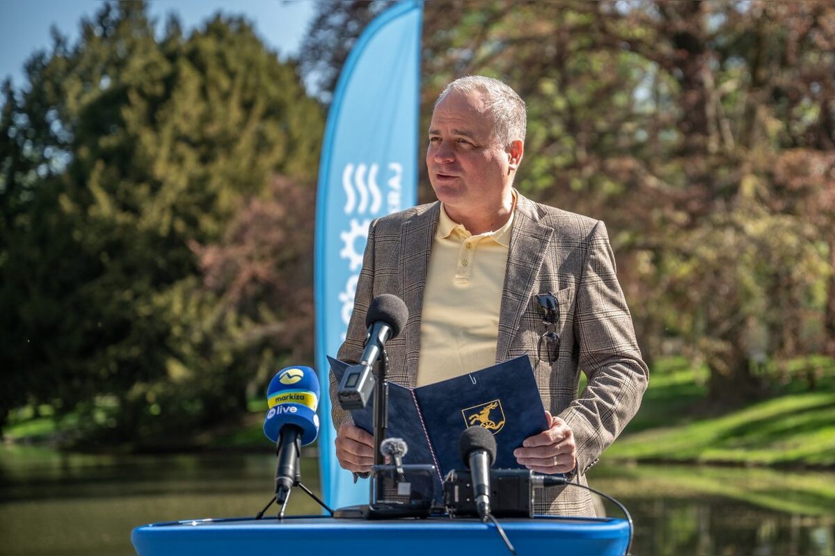 FOTO: Park vStupave len otvorili a už ho devastujú, ozval sa župan Droba, foto 17