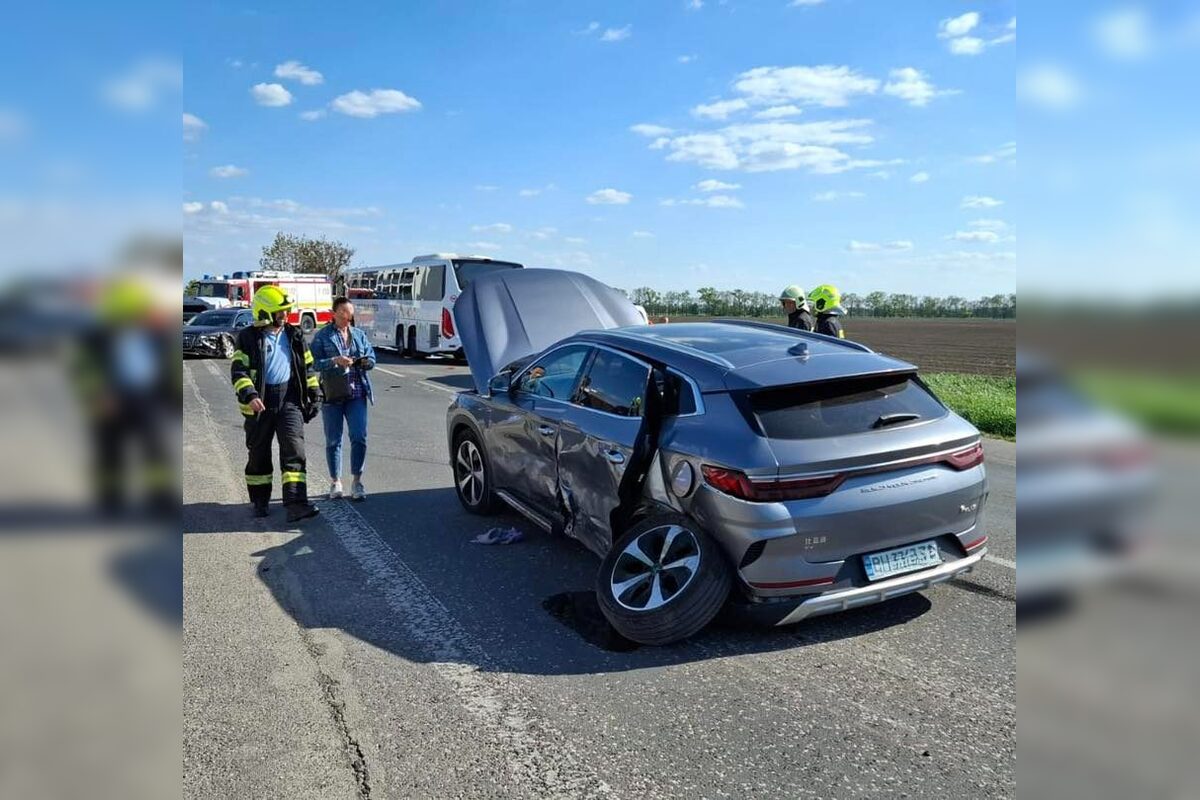 FOTO: Hrozivá nehoda autobusu a troch áut v Dunajskej Lužnej , foto 1