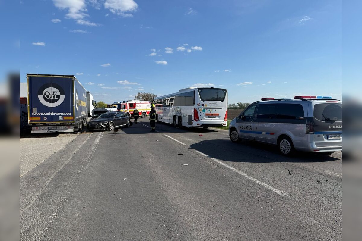 FOTO: Hrozivá nehoda autobusu a troch áut v Dunajskej Lužnej , foto 3