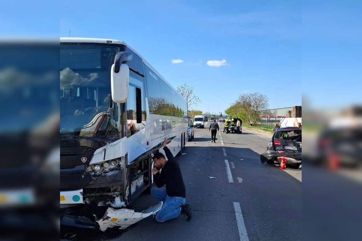 FOTO: Hrozivá nehoda autobusu a troch áut v Dunajskej Lužnej , foto 5