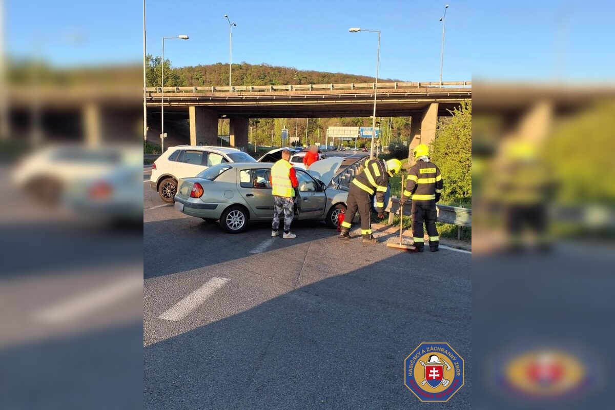 FOTO: SUV zdemolovalo v Lamači starší Renault, ktorý nemal šancu. Zranilo sa aj malé dieťa, foto 1