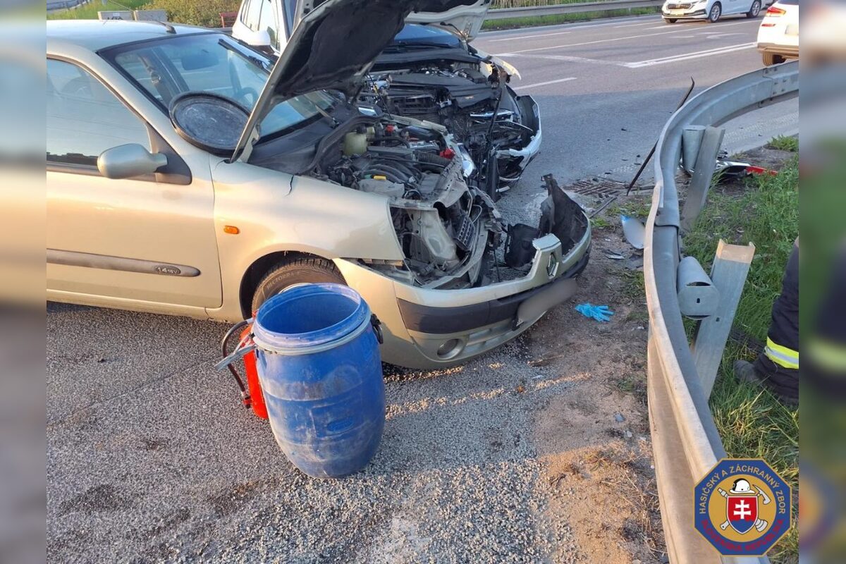 FOTO: SUV zdemolovalo v Lamači starší Renault, ktorý nemal šancu. Zranilo sa aj malé dieťa, foto 2