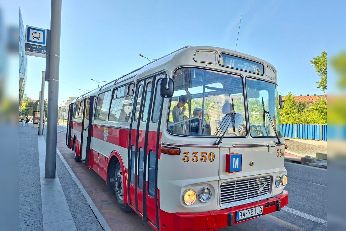 FOTO: Nostalgia v uliciach Bratislavy. Historické električky a autobusy opäť jazdili mestom, foto 1