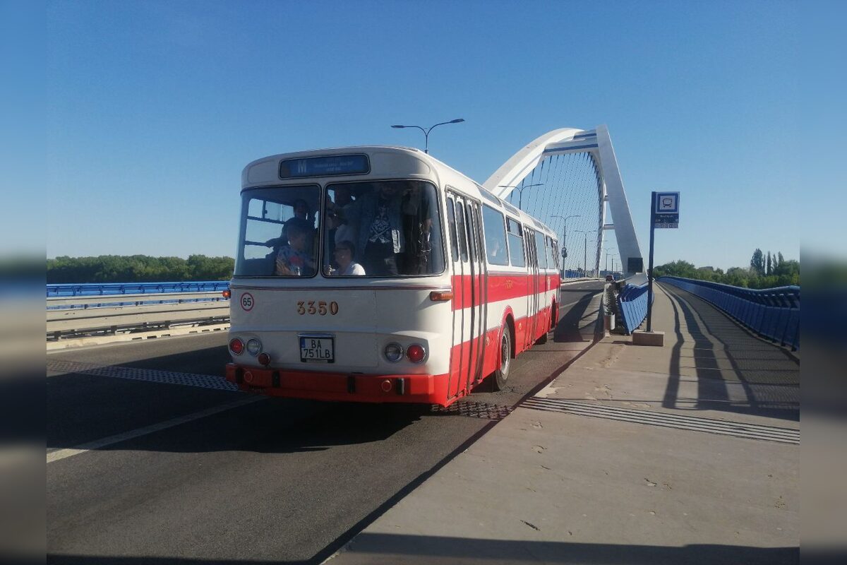 FOTO: Nostalgia v uliciach Bratislavy. Historické električky a autobusy opäť jazdili mestom, foto 3