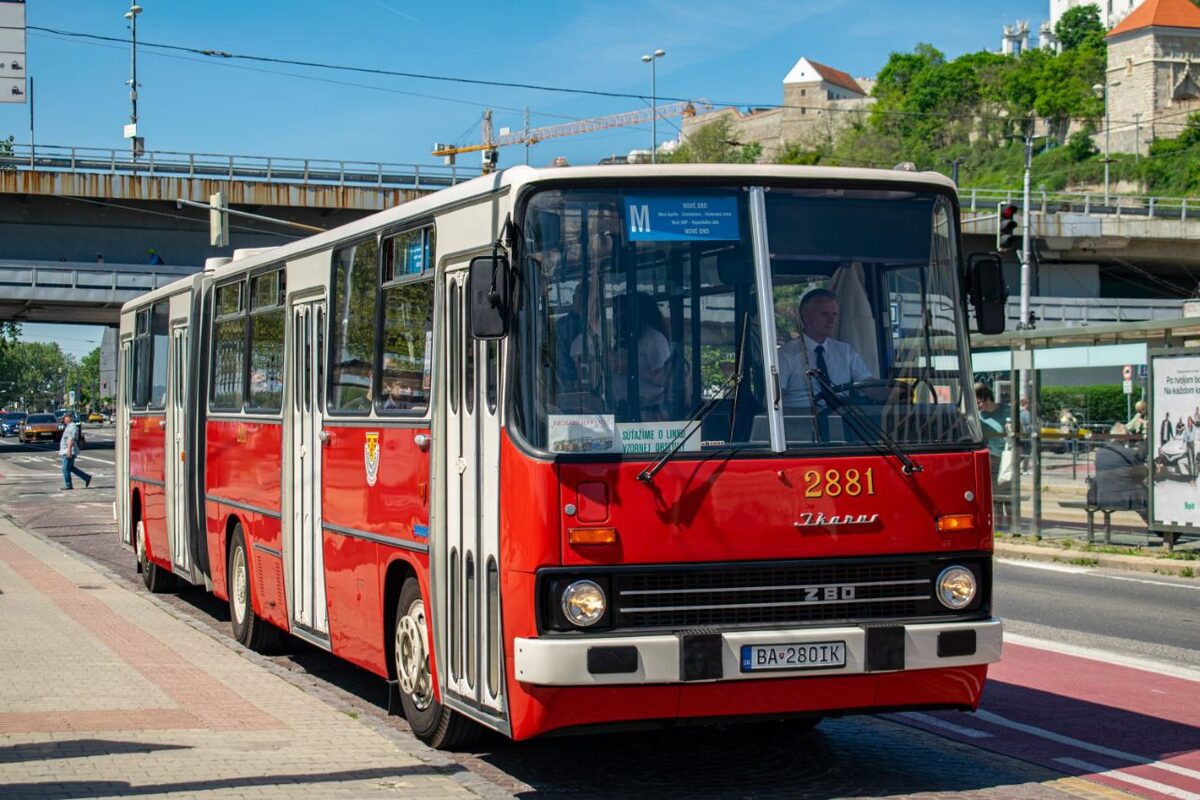 FOTO: Nostalgia v uliciach Bratislavy. Historické električky a autobusy opäť jazdili mestom, foto 4