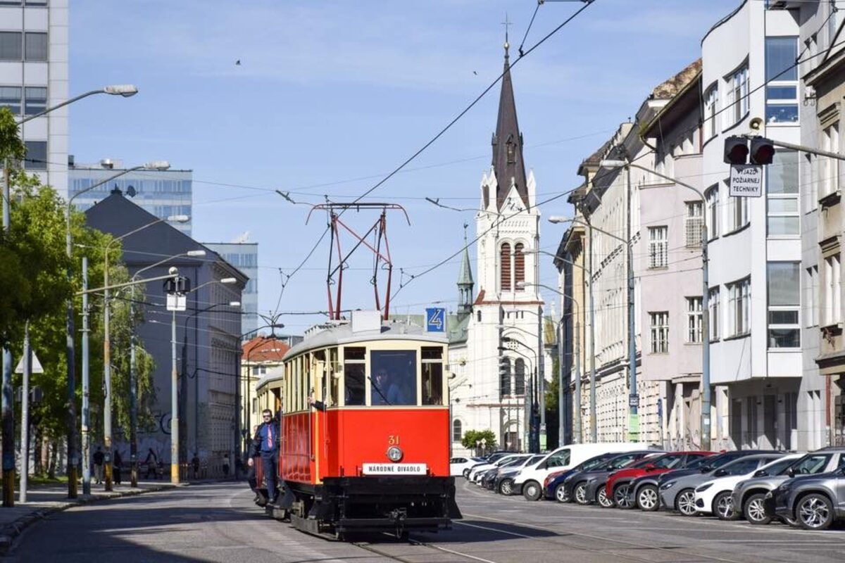 FOTO: Nostalgia v uliciach Bratislavy. Historické električky a autobusy opäť jazdili mestom, foto 5