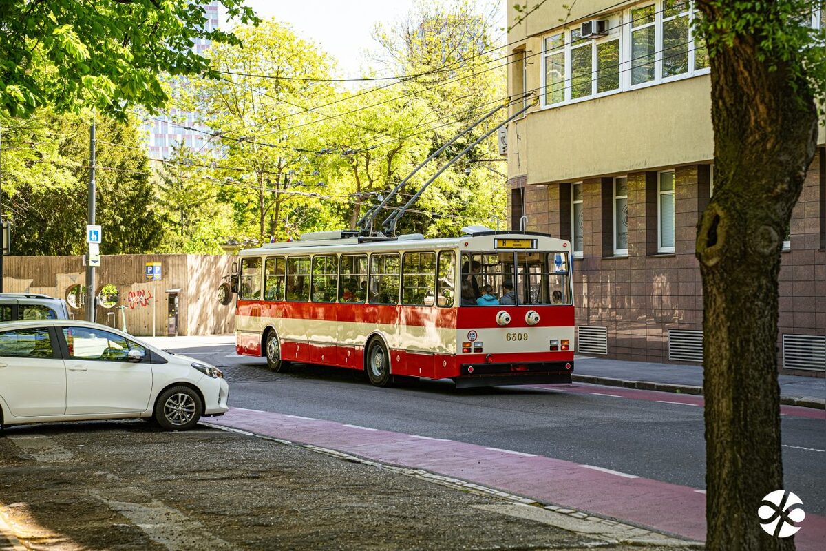 FOTO: Nostalgia v uliciach Bratislavy. Historické električky a autobusy opäť jazdili mestom, foto 7