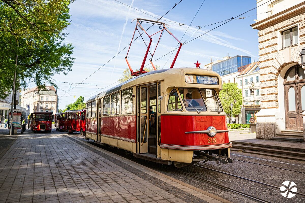 FOTO: Nostalgia v uliciach Bratislavy. Historické električky a autobusy opäť jazdili mestom, foto 11