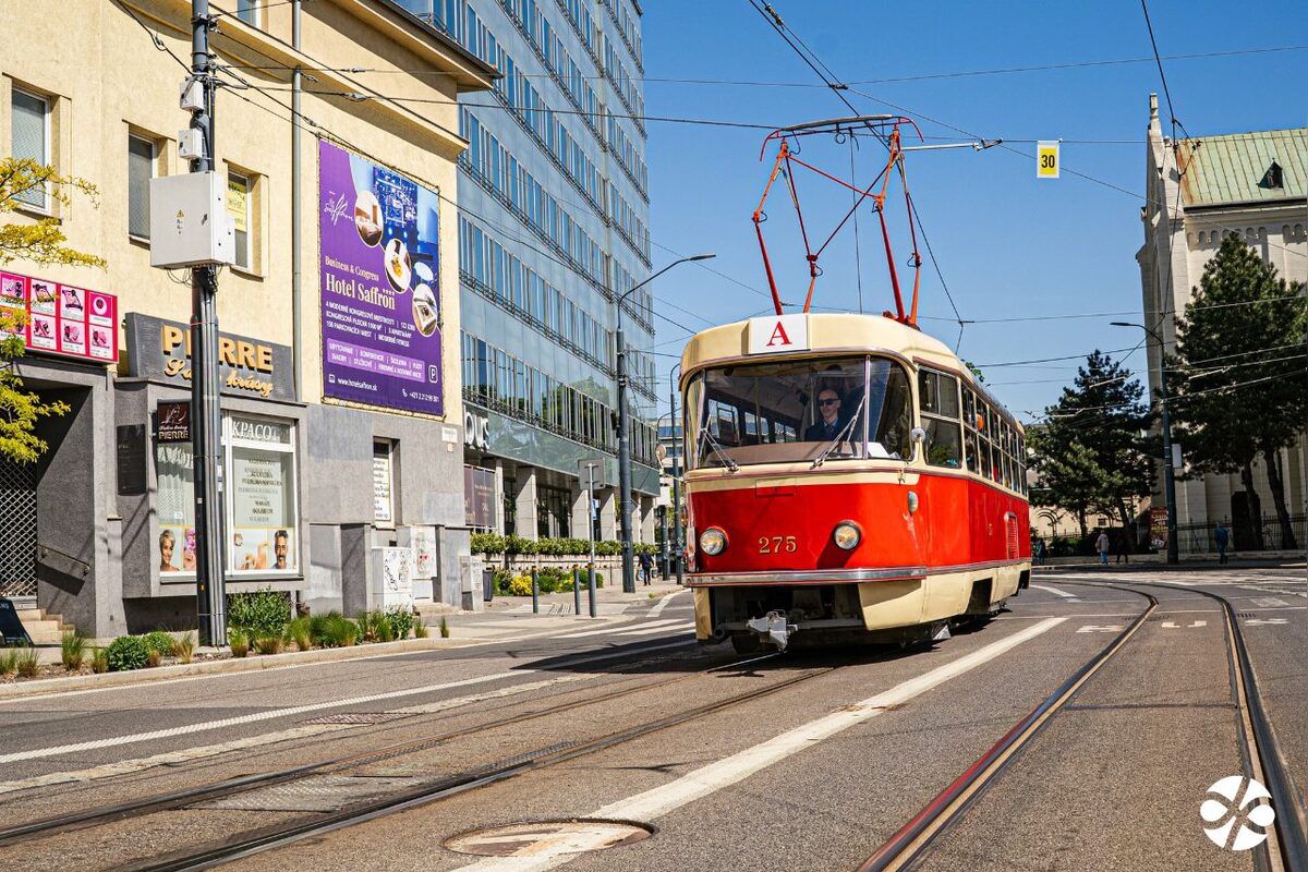 FOTO: Nostalgia v uliciach Bratislavy. Historické električky a autobusy opäť jazdili mestom, foto 12