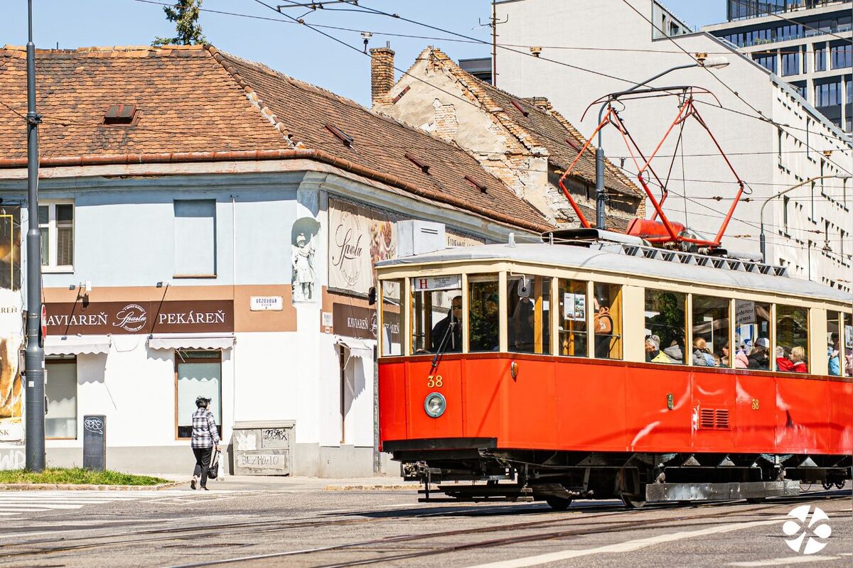 FOTO: Nostalgia v uliciach Bratislavy. Historické električky a autobusy opäť jazdili mestom, foto 13